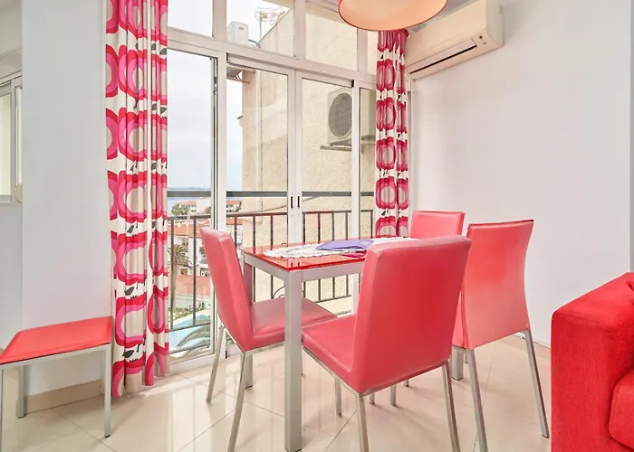 شقة 1 Bed With Sea View *